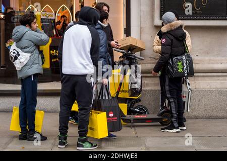 London, Großbritannien. 12 Dezember 2020. Shopper vor Selfridges in der Oxford Street mit ihren Einkaufstaschen, da die Zahl der Coronavirus-Fälle in der Hauptstadt steigt. Einzelhändler hoffen, dass die physischen Verkäufe im Vorfeld der Weihnachtszeit wieder steigen werden. Vor dem Hintergrund, dass zwei große Einzelhändler Debenhams und Arcadia, Eigentümer von Topshop, in den letzten Wochen in die Verwaltung einstürmen. Kredit: Stephen Chung / Alamy Live Nachrichten Stockfoto