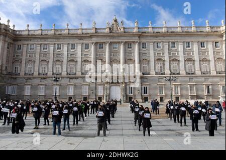 Während der Demonstration versammeln sich Demonstranten in schwarzer Kleidung vor dem Real Palace.die internationale Bewegung "Red Alert" organisierte eine Aufführung, die die Beerdigung von Live-Events vor dem Real Palace darstellt und finanzielle Maßnahmen fordert, um das Überleben der Unterhaltungs- und Live-Events-Industrie zu garantieren, Einer der am stärksten von der Coronavirus-Pandemie betroffenen Beschäftigungssektoren. Stockfoto