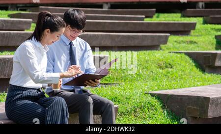 Zwei Business Kollegen mit Diskussion neues Projekt Business Meeting außerhalb des Büros in einem städtischen Umfeld. Stockfoto