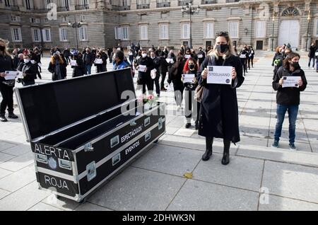 Während der Demonstration versammeln sich Demonstranten in schwarzer Kleidung vor dem Real Palace.die internationale Bewegung "Red Alert" organisierte eine Aufführung, die die Beerdigung von Live-Events vor dem Real Palace darstellt und finanzielle Maßnahmen fordert, um das Überleben der Unterhaltungs- und Live-Events-Industrie zu garantieren, Einer der am stärksten von der Coronavirus-Pandemie betroffenen Beschäftigungssektoren. Stockfoto