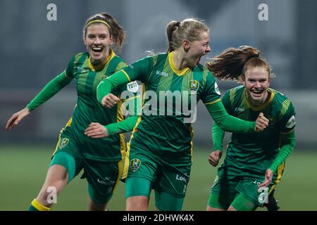 ROTTERDAM, NIEDERLANDE - DEZEMBER 11: Nadine Noordam von ADO Den Haag erzielt 0:1, Liz Rijsbergen von ADO Den Haag, Katelyn Hendriks von ADO Den Haag duri Stockfoto