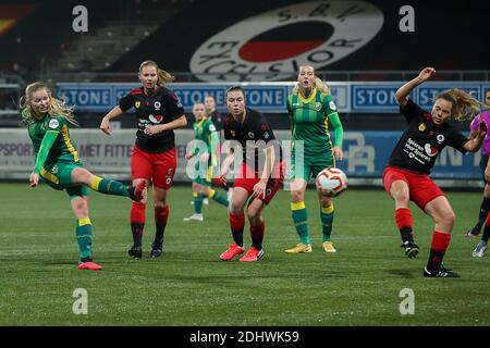 ROTTERDAM, NIEDERLANDE - DEZEMBER 11: Nadine Noordam von ADO Den Haag erzielt im Dutch Women Eredivisie-Spiel zwischen Excelsior und ADO Den 0-1 Punkte Stockfoto
