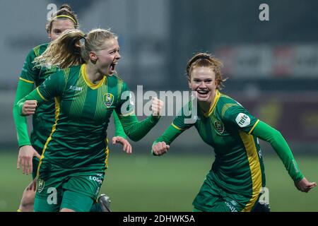 ROTTERDAM, NIEDERLANDE - DEZEMBER 11: Nadine Noordam von ADO Den Haag erzielt 0:1, Liz Rijsbergen von ADO Den Haag, Katelyn Hendriks von ADO Den Haag duri Stockfoto