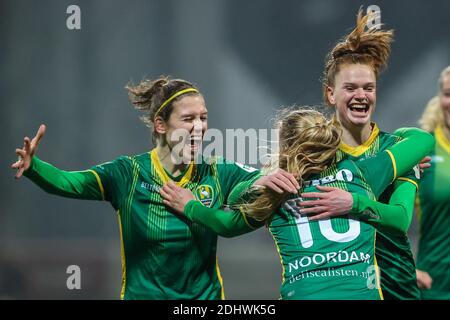 ROTTERDAM, NIEDERLANDE - DEZEMBER 11: Nadine Noordam von ADO Den Haag erzielt 0:1, Liz Rijsbergen von ADO Den Haag, Katelyn Hendriks von ADO Den Haag duri Stockfoto