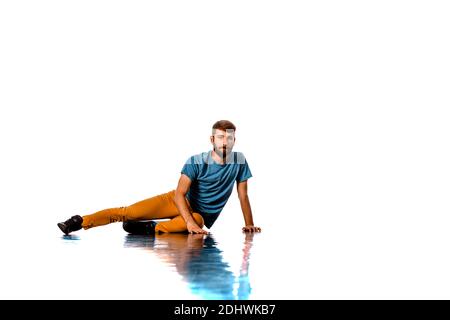 Disco Tänzer zeigen einige Bewegungen auf weißen Hintergrund isoliert Stockfoto