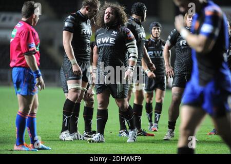 File pic des Schiedsrichters Nigel Owens, der seinen Rücktritt vom internationalen Rugby angekündigt hat, nachdem er für 100 Tests Ref. War. Swansea -UK - 25. Oktober 2013 - RaboDirect PRO12 - Ospreys gegen Newport Gwent Dragons im Liberty Stadium in Swansea : Ospreys Adam Jones im Gespräch mit Schiedsrichter Nigel Owens. Stockfoto