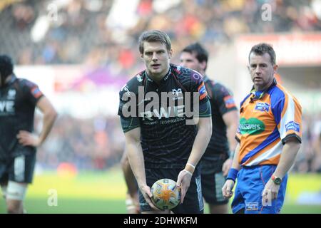 File pic des Schiedsrichters Nigel Owens, der seinen Rücktritt vom internationalen Rugby angekündigt hat, nachdem er für 100 Tests Ref. War. RaboDirect Pro 12 - Ospreys V Benetton Treviso - Swansea - 16. Februar 2014 : Schiedsrichter Nigel Owens sieht Dan Biggar von den Ospreys beim Kick. Stockfoto