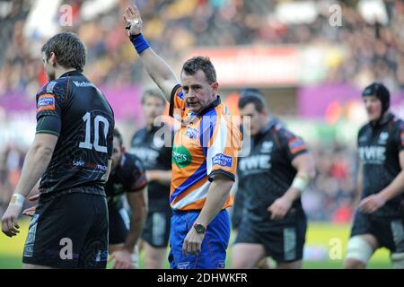 File pic des Schiedsrichters Nigel Owens, der seinen Rücktritt vom internationalen Rugby angekündigt hat, nachdem er für 100 Tests Ref. War. RaboDirect Pro 12 - Ospreys / Benetton Treviso - Swansea - 16. Februar 2014 : Referee Nigel Owens. Stockfoto