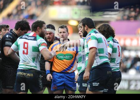 File pic des Schiedsrichters Nigel Owens, der seinen Rücktritt vom internationalen Rugby angekündigt hat, nachdem er für 100 Tests Ref. War. RaboDirect Pro 12 - Ospreys V Benetton Treviso - Swansea - 16. Februar 2014 : Schiedsrichter Nigel Owens im Gespräch mit den Spielern. Stockfoto