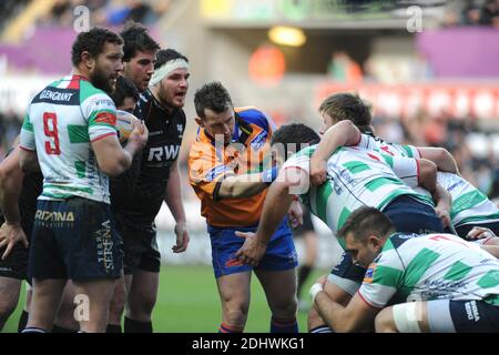 File pic des Schiedsrichters Nigel Owens, der seinen Rücktritt vom internationalen Rugby angekündigt hat, nachdem er für 100 Tests Ref. War. RaboDirect Pro 12 - Ospreys V Benetton Treviso - Swansea - 16. Februar 2014 : Schiedsrichter Nigel Owens im Gespräch mit den Spielern. Stockfoto