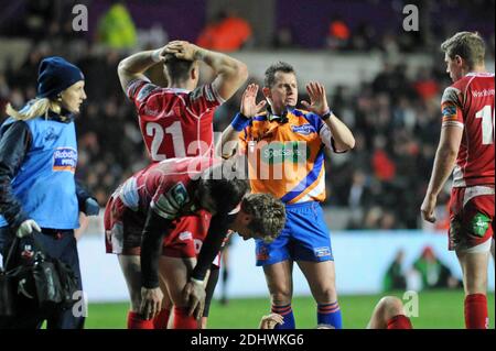 File pic des Schiedsrichters Nigel Owens, der seinen Rücktritt vom internationalen Rugby angekündigt hat, nachdem er für 100 Tests Ref. War. RaboDirect Pro12 - Ospreys V Scarlets - 3. Januar 2014 Schiedsrichter Nigel Owens hält Ordnung. Stockfoto