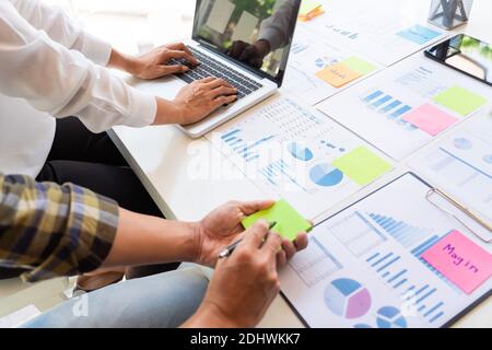 Business man Finanzinspektor und Sekretärin, die Bericht und Brainstorming mit Kollegen in einem modernen Co-Working-Raum. Stockfoto