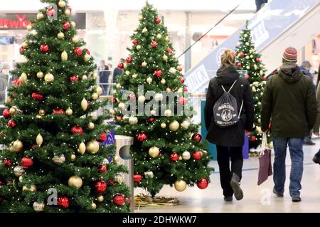 Rostock, Deutschland. Dezember 2020. Im Einkaufszentrum Kröpeliner Tor Center KTC sind die Kunden im weihnachtlich geschmückten Gebäude unterwegs. Viele Rostocker nutzen die Gelegenheit zum Vorweihnachtseinkauf, bevor die Einzelhandelsgeschäfte wegen eines erwarteten "harten" Schließens geschlossen werden. Quelle: Bernd Wüstneck/dpa-Zentralbild/dpa/Alamy Live News Stockfoto