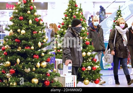 Rostock, Deutschland. Dezember 2020. Im Einkaufszentrum Kröpeliner Tor Center KTC sind die Kunden im weihnachtlich geschmückten Gebäude unterwegs. Viele Rostocker nutzen die Gelegenheit zum Vorweihnachtseinkauf, bevor die Einzelhandelsgeschäfte wegen eines erwarteten "harten" Schließens geschlossen werden. Quelle: Bernd Wüstneck/dpa-Zentralbild/dpa/Alamy Live News Stockfoto