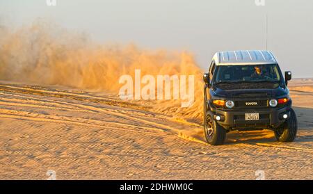 Jahra Governorate, Kuwait. Dezember 2020. Ein Mann treibt sein Auto in der Wüste in Jahra Governorate, Kuwait, 11. Dezember 2020. Quelle: Asad/Xinhua/Alamy Live News Stockfoto