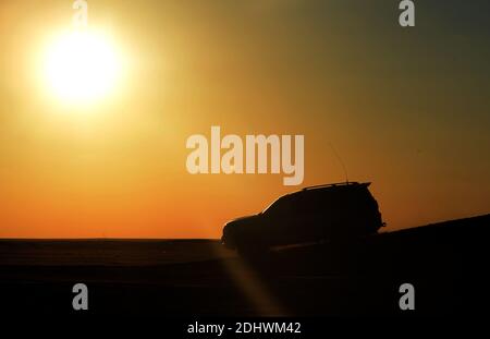 Jahra Governorate, Kuwait. Dezember 2020. Ein Mann treibt sein Auto in der Wüste in Jahra Governorate, Kuwait, 11. Dezember 2020. Quelle: Asad/Xinhua/Alamy Live News Stockfoto