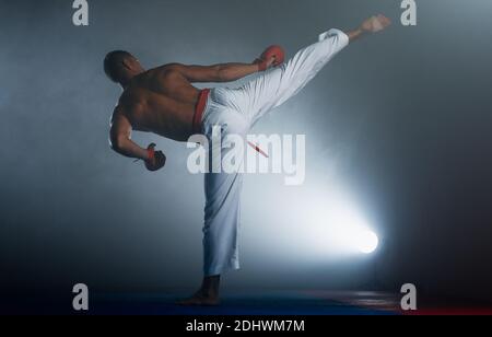 Bekämpfung Konzept. Fighting Man im Kimono. Karate Mann in Kampfstellung. Kämpfe weiter Stockfoto