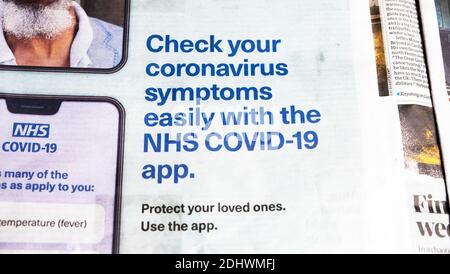 NHS 2020 Zeitungsannonce 'Überprüfen Sie Ihre Coronavirus-Symptome leicht mit Die NHS COVID-19 App' Großbritannien UK Stockfoto