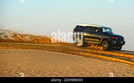 Jahra Governorate, Kuwait. Dezember 2020. Ein Mann treibt sein Auto in der Wüste in Jahra Governorate, Kuwait, 11. Dezember 2020. Quelle: Asad/Xinhua/Alamy Live News Stockfoto