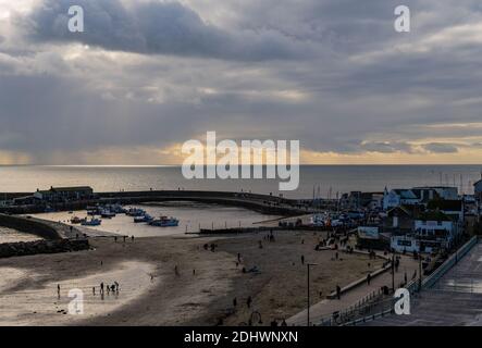 Lyme Regis, Dorset, Großbritannien. Dezember 2020. UK Wetter: Eine Wetterfront bewegt sich nach einem hellen, sonnigen Morgen in der Küstenortstadt Lyme Regis. Kredit: Celia McMahon/Alamy Live Nachrichten Stockfoto