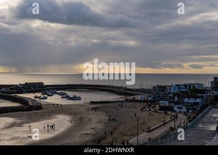 Lyme Regis, Dorset, Großbritannien. Dezember 2020. UK Wetter: Eine Wetterfront bewegt sich nach einem hellen, sonnigen Morgen in der Küstenortstadt Lyme Regis. Kredit: Celia McMahon/Alamy Live Nachrichten Stockfoto