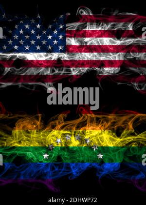 Vereinigte Staaten von Amerika, Amerika, USA, USA, American vs Venezuela, Homosexuell rauchige mystische Fahnen nebeneinander platziert. Dick farbige seidig abstrakte Rauchflagge Stockfoto