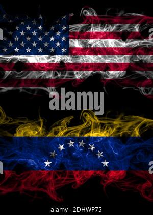 Vereinigte Staaten von Amerika, Amerika, USA, USA, American vs Venezuela rauchige mystische Flaggen nebeneinander platziert. Dick farbige seidig abstrakte Rauchfahnen Stockfoto
