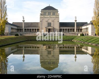 Halle an der Saale, Gertraudenfriedhof, große Feierhalle und Ehrenhof 1912-14 von Wilhelm Jost und Georg Lindner, Malsäulen mit Standbildern von Paul Stockfoto