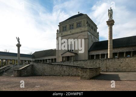 Halle an der Saale, Gertraudenfriedhof, große Feierhalle und Ehrenhof, 1912-14 von Wilhelm Jost und Georg Lindner, Malsäule mit Standbild von Paul Hor Stockfoto