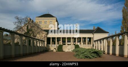 Halle an der Saale, Gertraudenfriedhof, große Feierhalle und Vorhof, 1912-14 von Wilhelm Jost und Georg Lindner Stockfoto