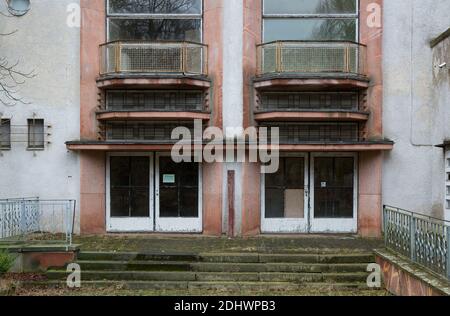 Harzgerode, ehemalige Kinder-Lungenheilstätte 1929-1931 von Godehard Schwethelm, 1998 geschlossen, Südflügel Portale Stockfoto