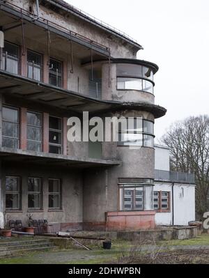 Harzgerode, ehemalige Kinder-Lungenheilstätte 1929-1931 von Godehard Schwethelm, 1998 geschlossen, Südflügel mit westlichem Eckrondell Stockfoto