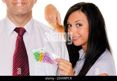 Junge Frau zieht einem Mann Euro Geldscheine aus der Hemdtasche Stockfoto