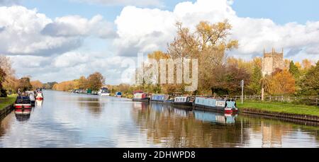 Blick auf die Schärfe - Gloucester canal mit dem Hl. Jungfrau Maria Kirche im Hintergrund, Frampton auf Severn, Gloucestershire, VEREINIGTES KÖNIGREICH Stockfoto