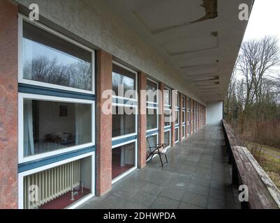 Harzgerode, ehemalige Kinder-Lungenheilstätte 1929-1931 von Godehard Schwethelm, 1998 geschlossen, Loggia des teilsanierten Nordflügels Stockfoto