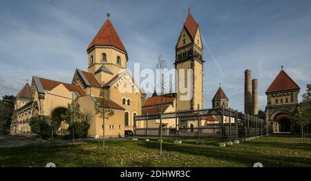 Leipzig, Südfriedhof, links Westkapelle, in der Mitte Glockenturm, rechts Krematorium von Otto Wilhelm Scharenberg 1905-1910 Stockfoto