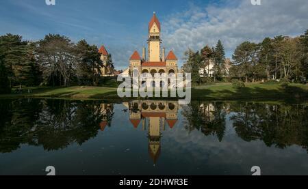 Leipzig, Südfriedhof, links Westkapelle, in der Mitte Glockenturm, rechts Krematorium von Otto Wilhelm Scharenberg 1905-1910 Stockfoto