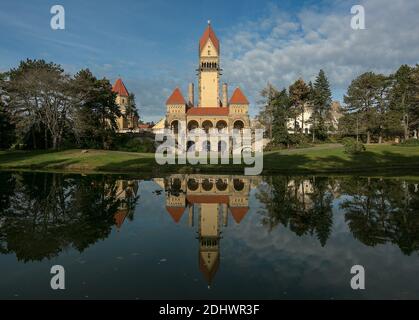 Leipzig, Südfriedhof, links Westkapelle, in der Mitte Glockenturm, rechts Krematorium von Otto Wilhelm Scharenberg 1905-1910 Stockfoto