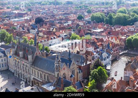 Panorama des zentralen Teils von Brügge. Draufsicht auf den Hintergrund der roten Dächer der Stadt. Belgien Stockfoto