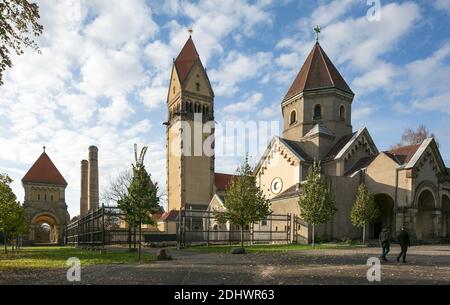 Leipzig, Südfriedhof, rechts Westkapelle, in der Mitte Glockenturm, links Krematorium von Otto Wilhelm Scharenberg 1905-1910 Stockfoto