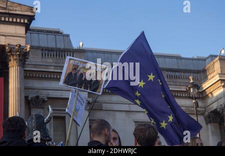 Anti-Brexit-Demonstranten verkleiden sich als Wikinger mit lustigen Plakaten Stockfoto