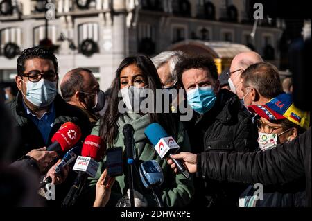 Madrid, Spanien. Dezember 2020. Die stellvertretende Bürgermeisterin von Madrid, Begona Villacis, spricht mit den Medien und unterstützt eine "Konsultation" der venezolanischen Opposition und einen Protest gegen Nicolas Maduro, der Betrug bei den vergangenen Wahlen anprangert. Quelle: Marcos del Mazo/Alamy Live News Stockfoto