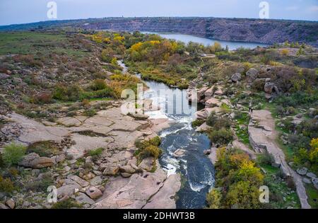 Ein kleiner schneller Wasserfall Kamenka in der Wildnis im Abendlicht in der Ukraine. Stockfoto