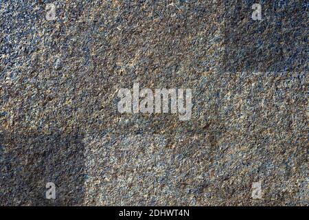 Holzstaub- und Korkstruktur mit unterschiedlicher Färbung und geometrischen quadratischen Figuren auf beiden Seiten. Abstrakte Kunst Stockfoto