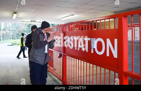 Crawley UK 12. Dezember 2020 - Fans desinfizieren ihre Hände, als sie heute nach ihrer Rückkehr zum Fußballschauen ankommen, wo eine begrenzte Anzahl während des Sky Bet EFL League Two Spiels zwischen Crawley Town und Barrow AFC im People's Pension Stadium zugelassen wurde - nur für redaktionelle Verwendung. Keine Verkaufsförderung. Für Football-Bilder gelten die Einschränkungen von FA und Premier League. Keine Internet-/Mobilnutzung ohne FAPL-Lizenz - für Details wenden Sie sich bitte an Football Dataco : Credit Simon Dack TPI / Alamy Live News Stockfoto