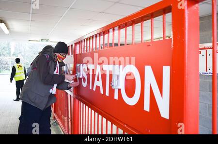 Crawley UK 12. Dezember 2020 - Fans desinfizieren ihre Hände, als sie nach ihrer Rückkehr zum Fußball heute ankommen, wo eine begrenzte Anzahl während der Sky Bet EFL League zwei Spiel zwischen Crawley Town und Barrow AFC im People's Pension Stadium zugelassen wurden - nur für redaktionelle Verwendung. Keine Verkaufsförderung. - für Details kontaktieren Sie Football Dataco : Credit Simon Dack TPI / Alamy Live News Stockfoto