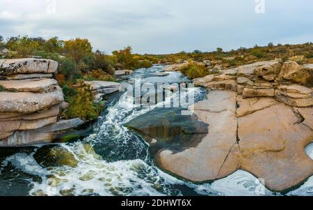Ein kleiner schneller Wasserfall Kamenka in der Wildnis im Abendlicht in der Ukraine. Stockfoto