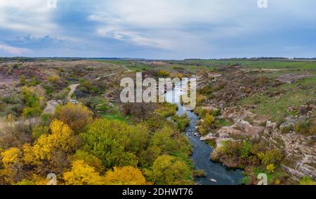 Der kleine schnelle Strom Kamenka in der Wildnis im Abendlicht in der Ukraine. Luftaufnahme der Panorama-Drohne Stockfoto