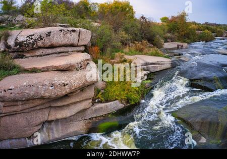 Ein kleiner schneller Wasserfall Kamenka in der Wildnis im Abendlicht in der Ukraine. Stockfoto