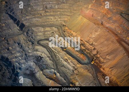 Extraktion von Mineralien mit Hilfe von Spezialausrüstung im warmen Abendlicht in der malerischen Ukraine. Luftaufnahme der Panorama-Drohne Stockfoto